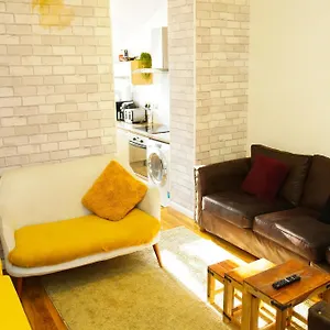 Holiday home 5 Bedroom House Near City.